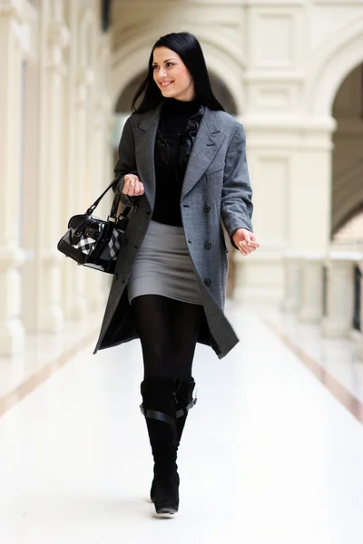 Jovem mulher andando na loja — Fotografia de Stock