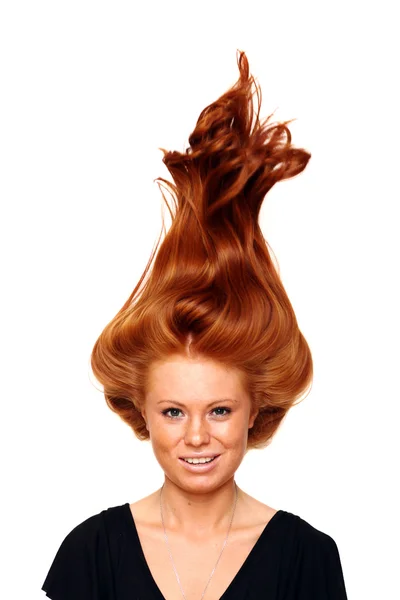 Ritratto di ragazza con bei capelli rossi — Foto Stock
