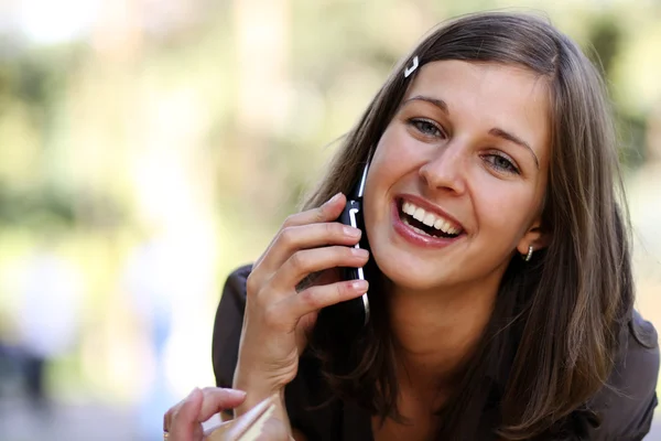 Joyeux jeune femme parlant sur téléphone mobile — Photo