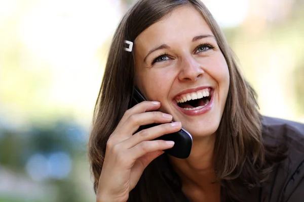 Glad ung dam pratar på mobiltelefon — Stockfoto