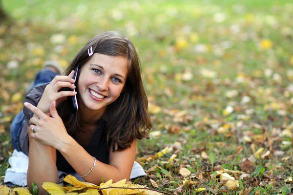 Красивая молодая женщина отдыхает на траве — стоковое фото