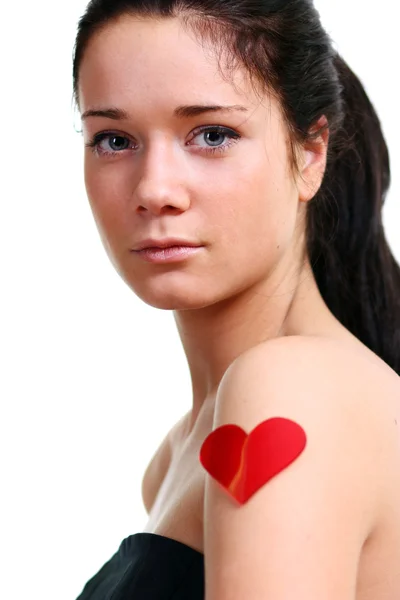Retrato de uma jovem segurando um coração vermelho e sonhando dia — Fotografia de Stock