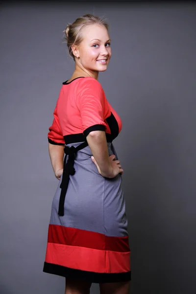 Kvinna i röd aftonklänning — Stockfoto