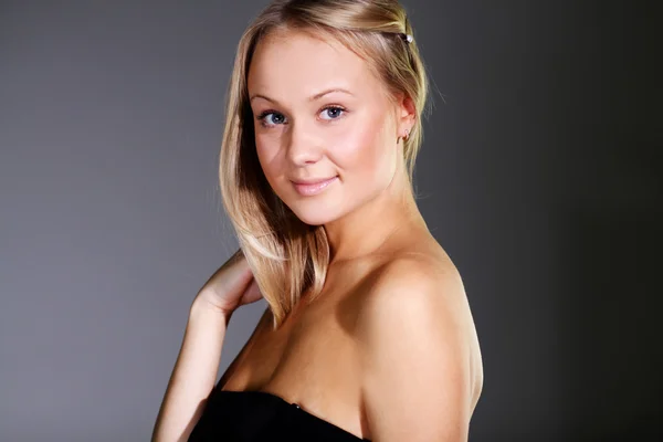 Vacker blond ung kvinna. — Stockfoto