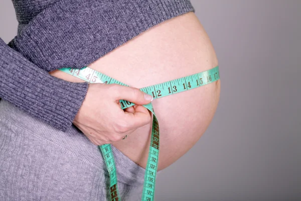 Kobieta w ciąży - w ciąży brzuch — Zdjęcie stockowe