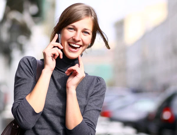 휴대폰으로 이야기하는 행복 한 아가씨 — 스톡 사진