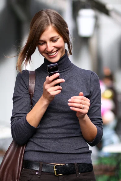Jovem feliz falando no celular — Fotografia de Stock