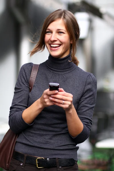휴대폰으로 이야기하는 행복 한 아가씨 — 스톡 사진
