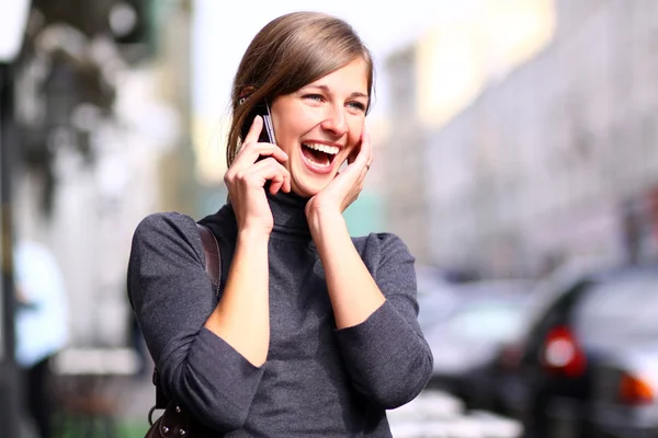 Ευτυχισμένη νεαρή κυρία μιλάει στο κινητό τηλέφωνο — Φωτογραφία Αρχείου