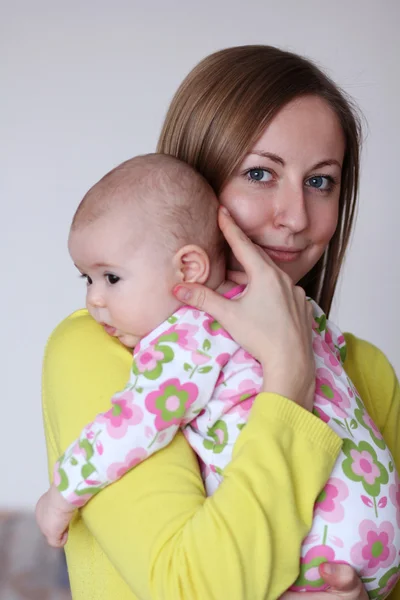 Evde anne ve bebek — Stok fotoğraf