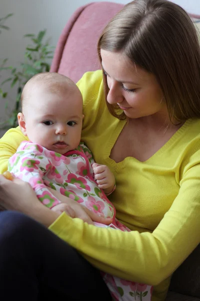 Adorable bebé y madre en casa —  Fotos de Stock