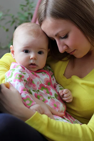 Adorable bebé y madre en casa —  Fotos de Stock