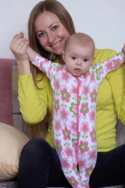 Schattige baby en moeder in huis — Stockfoto