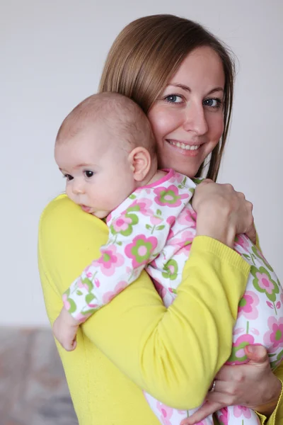 Αξιολάτρευτο μωρό και η μητέρα στο σπίτι — Φωτογραφία Αρχείου