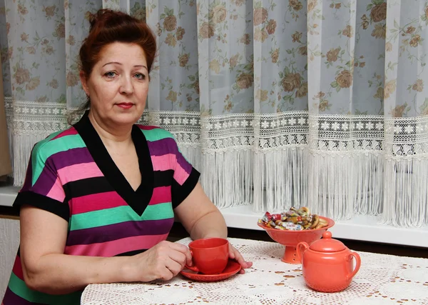 Старші жінки холдингу чай — стокове фото
