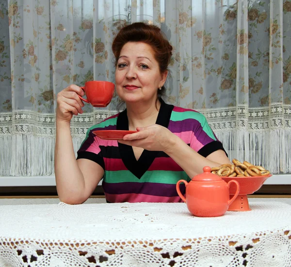 Äldre kvinna anläggning te — Stockfoto