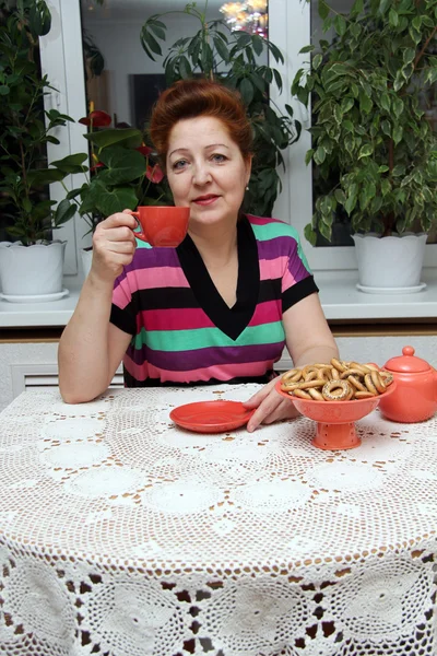 Пожилая женщина с чаем — стоковое фото