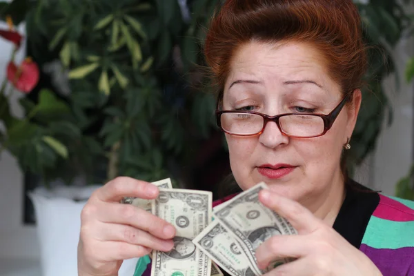 Starší žena počítání úspory peněz — Stock fotografie