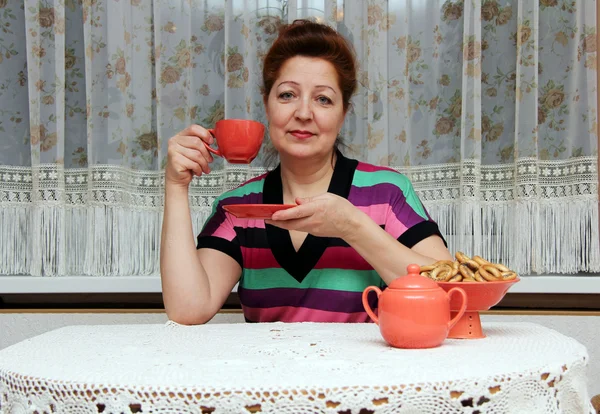Starší žena hospodářství čaje — Stock fotografie