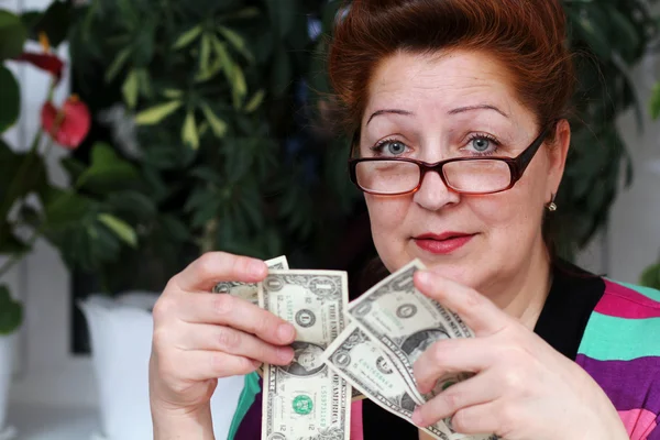 Senior woman counting savings money — Stock Photo, Image