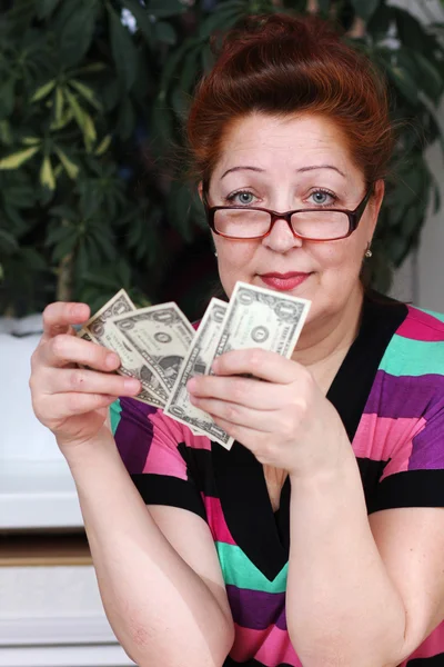 年配の女性カウント貯蓄金 — ストック写真