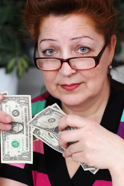 Femme âgée comptant l'argent de l'épargne — Photo