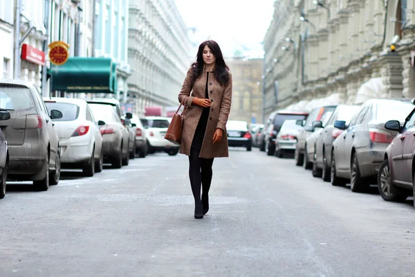 Piękna młoda kobieta spacerująca ulicą — Zdjęcie stockowe