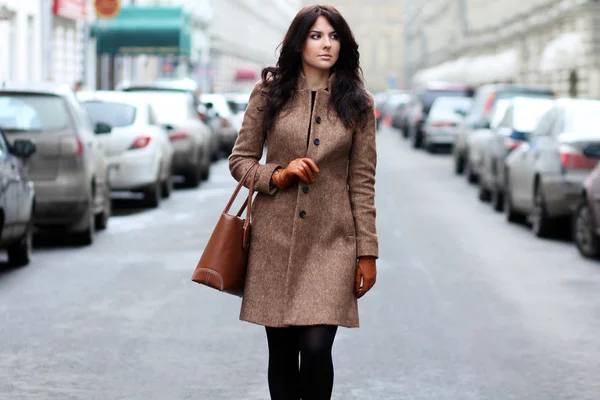 Vacker ung kvinna promenader på gatan — Stockfoto