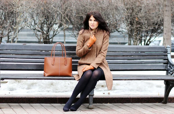 美しい若い都市女性はベンチに座っています。 — ストック写真