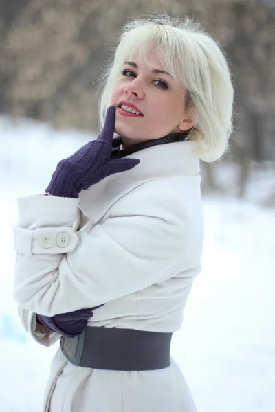 残り雪公園の冬の女性 — ストック写真