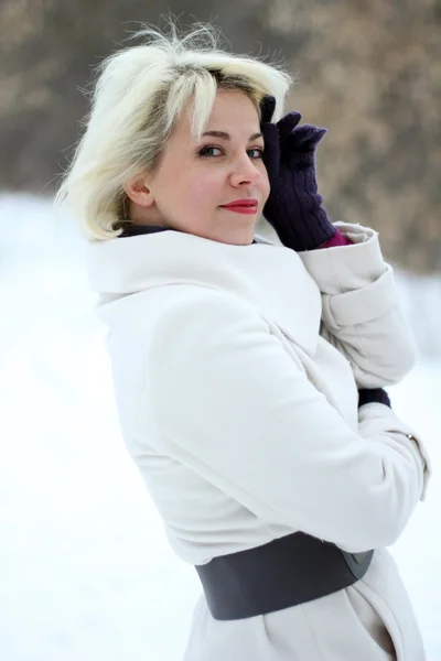 Winter woman in rest snow park — Stok fotoğraf