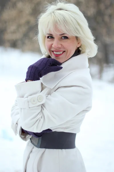 Mujer de invierno en el parque de nieve descanso — Foto de Stock