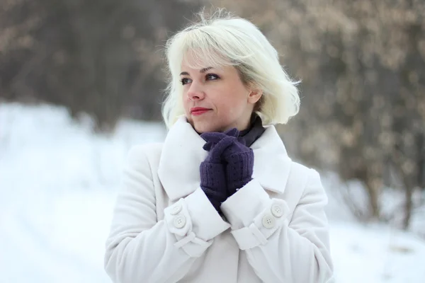 残り雪公園の冬の女性 — ストック写真