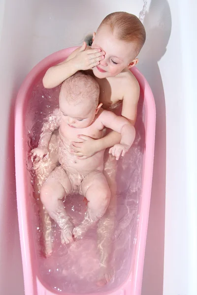 목욕에서 아름다움 아기 소녀 — 스톡 사진