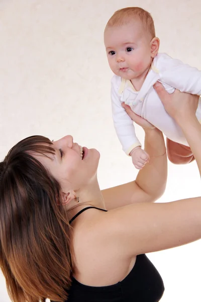 Adorável bebê e mãe em casa — Fotografia de Stock
