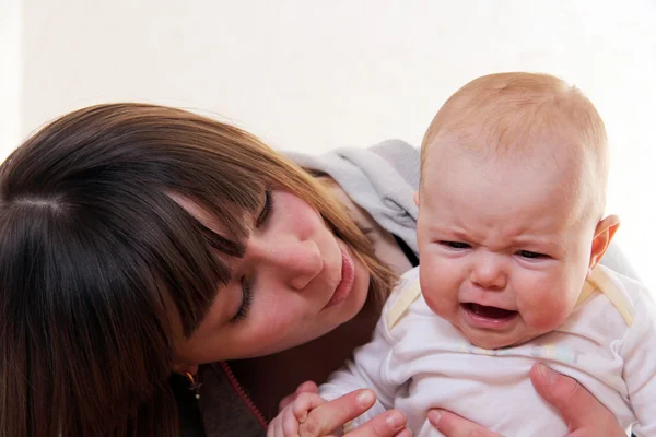 Schattige baby en moeder in huis — Stockfoto