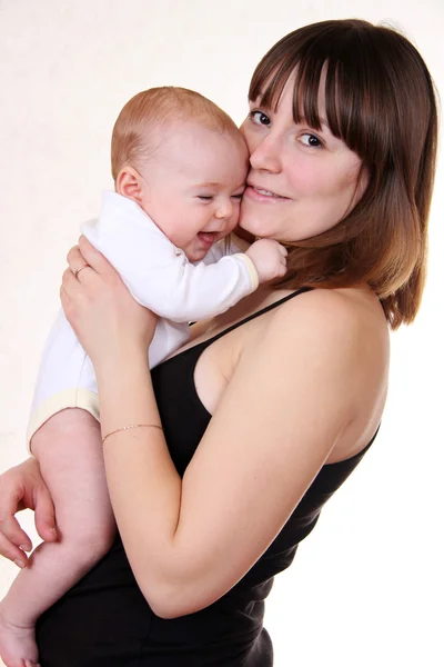 Αξιολάτρευτο μωρό και η μητέρα στο σπίτι — Φωτογραφία Αρχείου