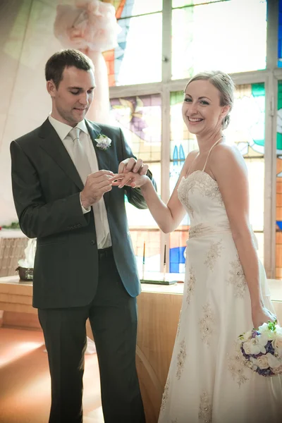 Bruden i vit med stilig kusk på bröllopsdagen — Stockfoto
