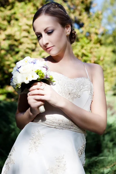 Bela noiva caucasiana ao ar livre — Fotografia de Stock
