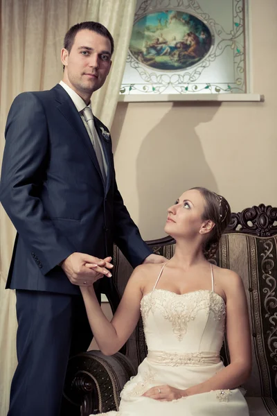 Nevěsta v bílém s hezký ženicha v den svatby — Stock fotografie