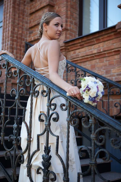Mooie Kaukasische bruid buiten — Stockfoto