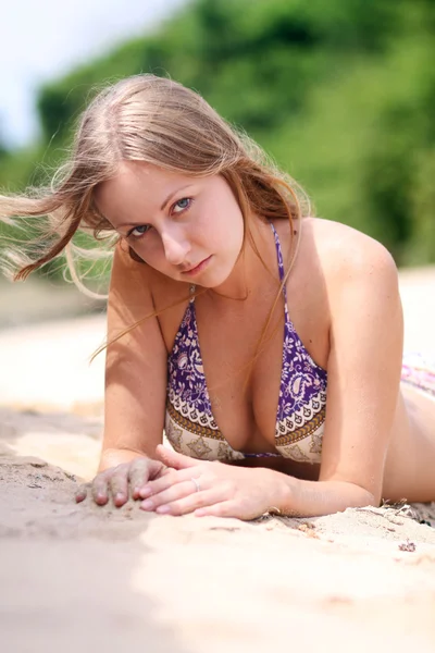 Junge Frau im Bikini steht am Strand — Stockfoto
