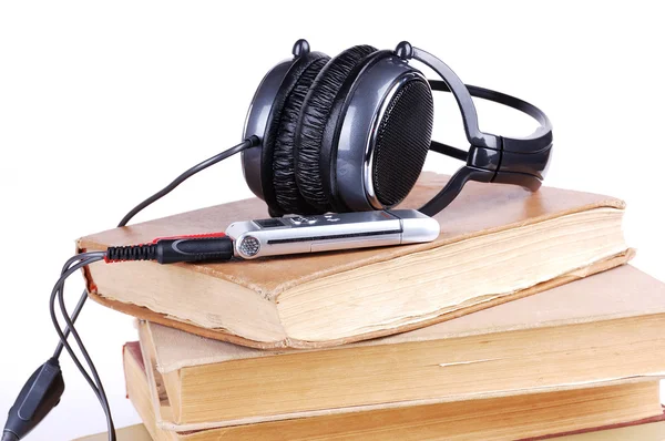 Ακουστικά Για Σωρό Των Βιβλίων — Φωτογραφία Αρχείου