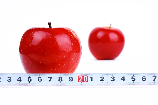 白い背景に赤い新鮮なリンゴ — ストック写真