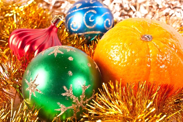 Christmas speelgoed en tangerine — Stockfoto