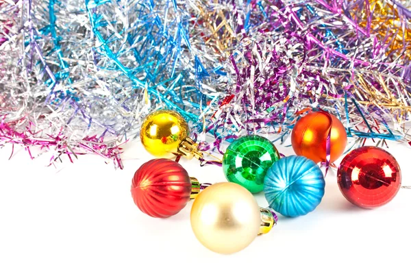 Kerstballen en gekleurde klatergoud — Stockfoto