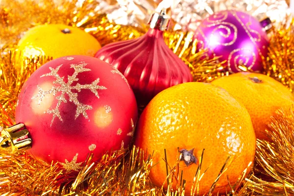 Christmas speelgoed en tangerine — Stockfoto