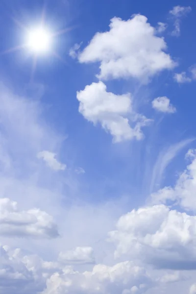 Bulutlu gökyüzü ve parlak güneş — Stok fotoğraf