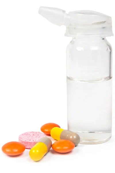 Flaska Med Nässpray Och Varicoloured Piller Vitaminer Isolerad Vit Bakgrund — Stockfoto