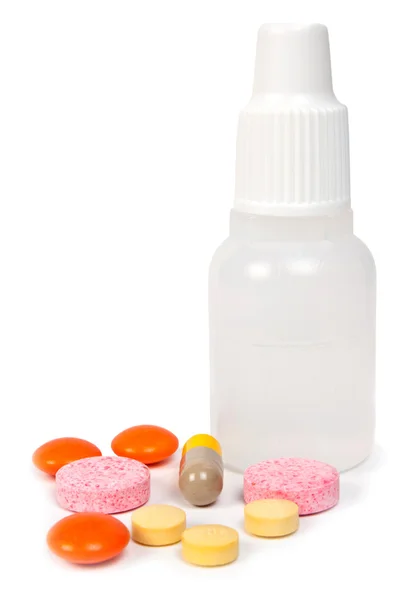 Garrafa Com Spray Nariz Comprimidos Variados Vitaminas Isoladas Fundo Branco — Fotografia de Stock
